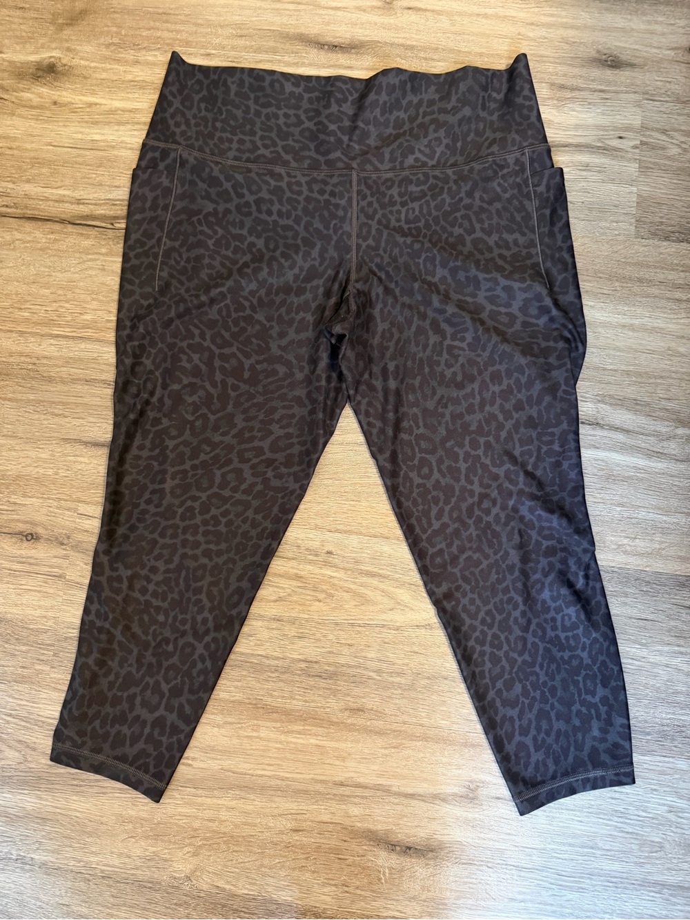 Athleta Black Leopard Salutation Stash 7/8 Leggings
